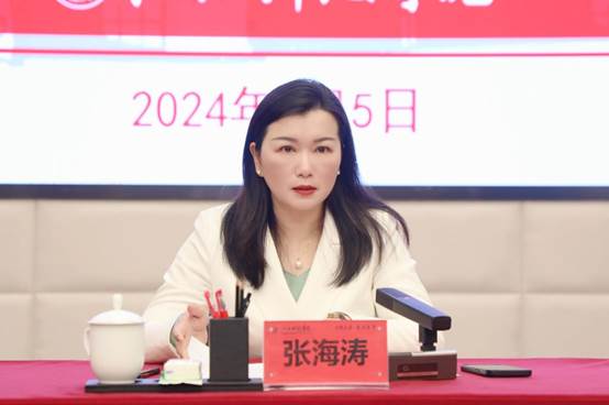 柜台前的女人描述已自动生成