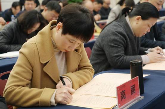 几个人在桌子上中度可信度描述已自动生成