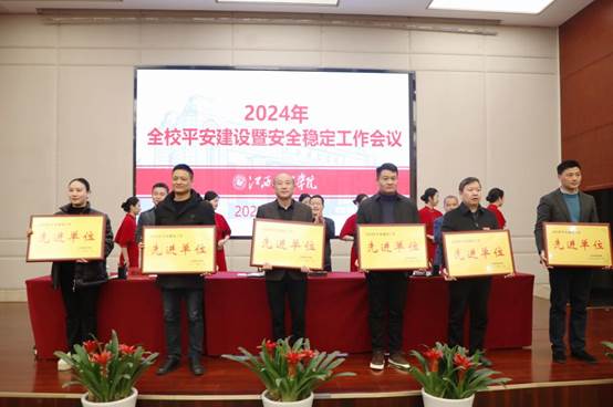 一群人在餐厅里中度可信度描述已自动生成
