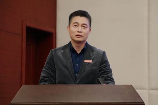 穿黑色衣服的男人在桌子前描述已自动生成