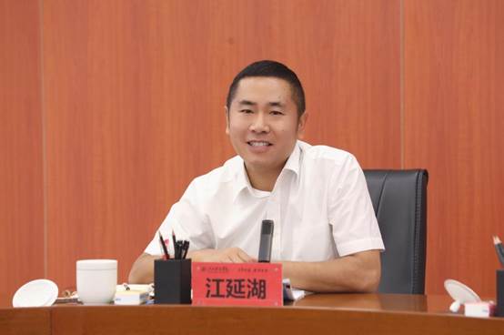 人坐在桌子前描述已自动生成