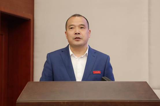 男人站在桌子前描述已自动生成