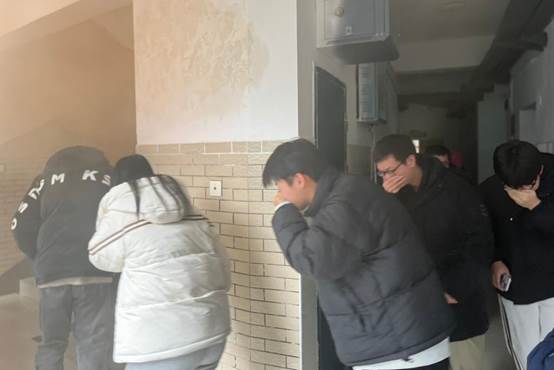 房间里的人们描述已自动生成