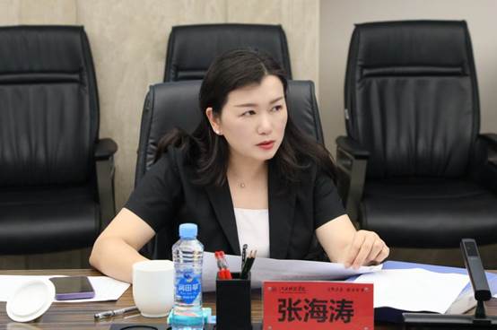 电脑前的椅子上坐着的人中度可信度描述已自动生成