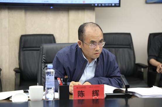 男人坐在桌子前描述已自动生成