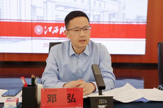男人坐在桌子前描述已自动生成