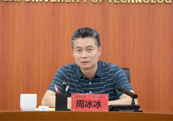 桌子前坐着穿蓝色衣服的男子低可信度描述已自动生成