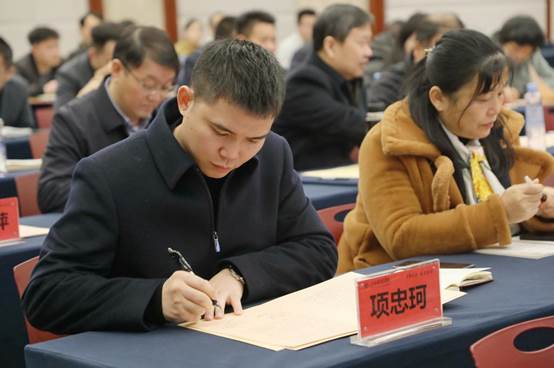 人们在看台上中度可信度描述已自动生成