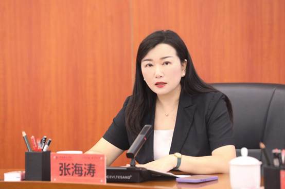 女人坐在桌子前中度可信度描述已自动生成