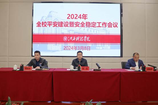 一群人在餐厅里中度可信度描述已自动生成